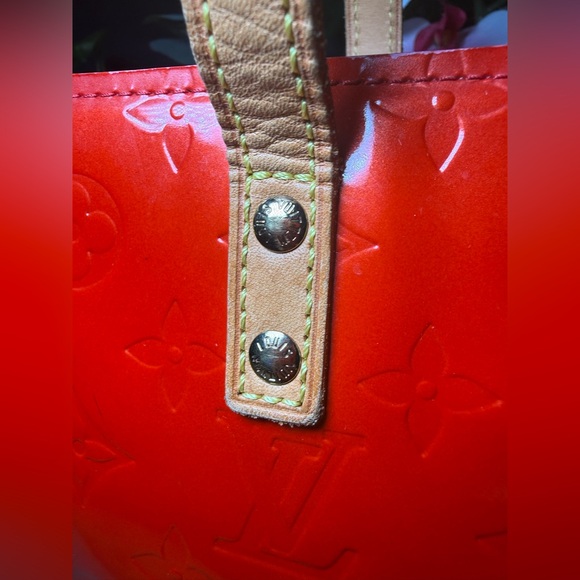 Authentic Louis Vuitton Reade PM handbag in Red Monogram Vernis patent leather. - Picture 3 of 11